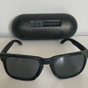 Oakley sunglasses with case black and gray camouflage